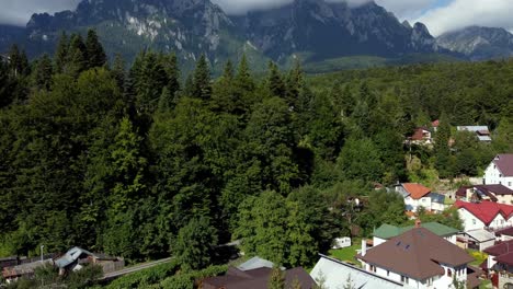 Drohne-Steigt-über-Ein-Bergdorf-In-Zentralrumänien-Auf-Und-Enthüllt-Das-Wunder-Der-Karpatenperspektive