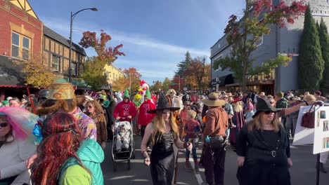 Eine-Schar-Kostümierter-Familien-Spaziert-Durch-Die-Straßen-Von-Ashland,-Oregon