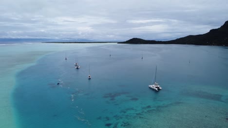 Luftaufstieg-über-Der-Flachen-Blauen-Lagune-Im-Südpazifik,-Französisch-Polynesien