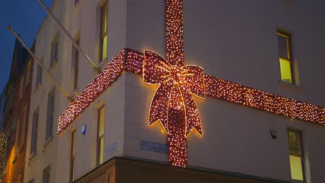 Low-angle-shot-of-beautiful-Christmas-deco-lights-on-the-walls-in-Dublin,-Ireland-at-night-time