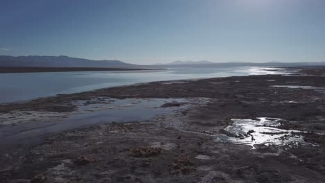 Luftaufnahmen-Einer-Riesigen-Wasseroberfläche-In-Bolivien