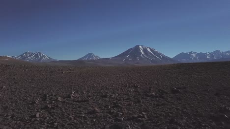 Disparo-De-Drone-Que-Revela-El-Hermoso-Lago-Volcánico-De-Gran-Altitud-Miscanti,-Montañas-Volcánicas-En-La-Región-De-Antofagasta-En-El-Norte-De-Chile,-Bolivia