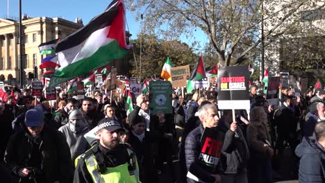 Miles-De-Personas-Marchan-Ondeando-Banderas-Y-Cantando-Desde-Hyde-Park-Para-Una-Manifestación-Pro-Palestina-En-El-Centro-De-Londres.