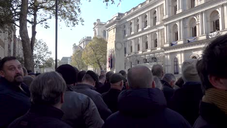 Am-Tag-Des-Waffenstillstands-In-London,-Großbritannien,-Versammeln-Sich-Menschen,-Um-Am-Ehrenmal-Ihren-Respekt-Zu-Erweisen