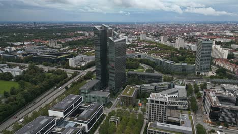 Diseños-Arquitectónicos-Modernos-De-Edificios-De-Trabajo,-Ciudad-De-Munich,-Alemania