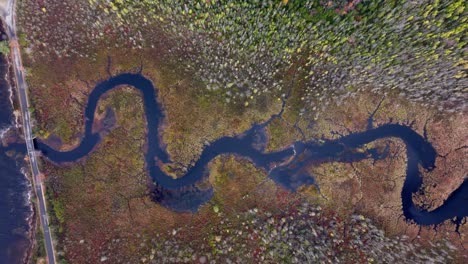 Top-down-drone-view-of-a-winding-river-on-the-East-Coast-of-the-USA,-Upstate-New-York