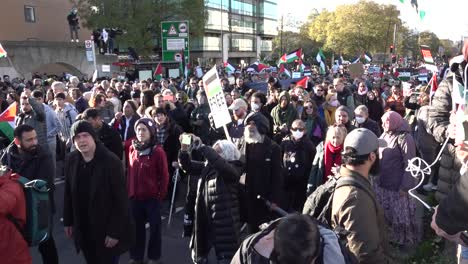 Pro-Palestine-rally-moves-across-Vauxhall-Bridge-in-Central-London