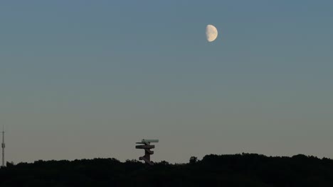 über-Niederländischem-Wahrzeichen,-Wilhelmina-Turm,-Mondbeschienenem-Himmel-Und-Ruhiger-Landschaft