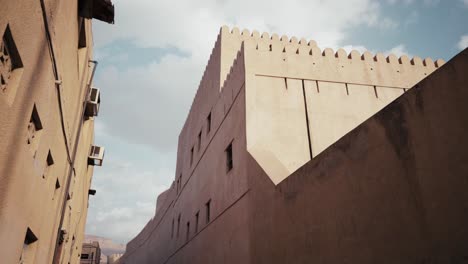 Nizwa-Fort,-Ein-Historisches-Juwel-In-Der-Landschaft-Omans