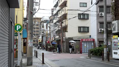 Calle-Tranquila-En-La-Zona-De-Shinsekai-En-Osaka-En-Un-Día-Nublado