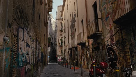 Calle-Cargada-De-Graffitis-De-Nápoles,-Italia