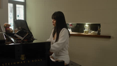 Chica-Asiática-Practicando-Piano-En-Casa
