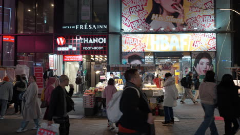 Menschen-Reisen-Einkaufen-Und-Besichtigen-Den-Myeongdong-Nachtmarkt-In-Der-Innenstadt-Von-Seoul
