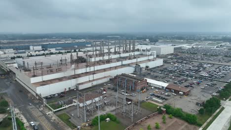 Large-factory-in-USA-with-polluted-sky