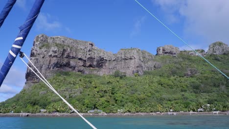 Schwenk-Vom-Segelboot:-Steile-Felsklippe-Auf-Einer-Tropischen-Polynesischen-Insel