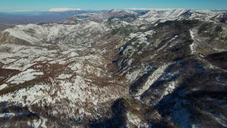 Die-Erste-Schneedecke-Verwandelt-Die-Wunderschönen-Albanischen-Berge-In-Ein-Winterwunderland-Von-Ruhiger,-Weißer-Eleganz