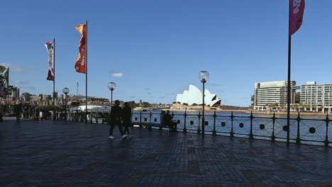 Toma-Manual-Caminando-Por-El-Muelle-Circular-Con-La-Ópera-De-Sydney-Al-Fondo
