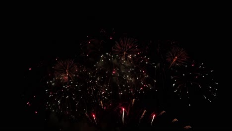 Während-Eines-Feuerwerksfestivals-Am-Strand-Platzten-Sie-In-Tausende-Funken-Und-Stürzten-In-Winzige-Glitzernde-Schauer