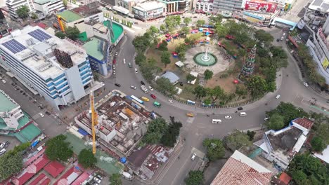 Sanfter-Schwenk-Nach-Oben-über-Den-Berühmten-Fuente-Circle-Von-Cebu-City
