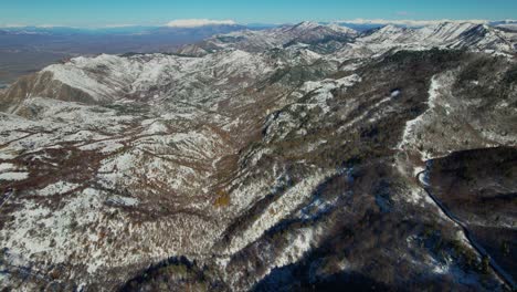 Die-Erste-Schneedecke-Des-Winters-Auf-Den-Weiten-Bergen-In-Einer-Ruhigen-Und-Verschneiten-Landschaft-In-Albanien