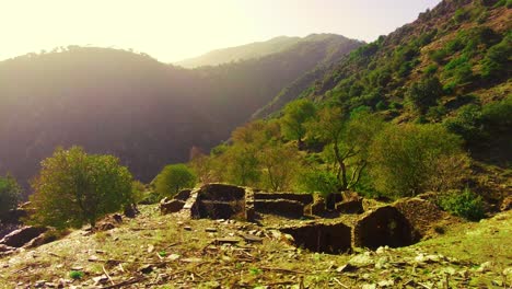 Las-Ruinas-De-Un-Antiguo-Pueblo-En-La-Cima-De-La-Montaña-En-Argelia