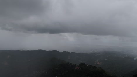 Cebu-stadtpanorama-Bedeckt-Von-Schweren-Sturmregenwolken
