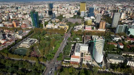 Tirana,-Capital-De-Albania,-Revelando-Su-Belleza-Arquitectónica-En-Medio-De-La-Cálida-Paleta-De-Colores-Del-Otoño-En-Las-Calles-Principales,-La-Elegancia-Otoñal
