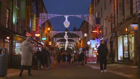 Tourists-walking-along-a-decorated-street-during-Christmas-in-Dublin,-Ireland