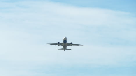 Un-Avión-Capturado-Desde-Su-Parte-Inferior-Mientras-Despega,-Revelando-Un-Cielo-Azul-Y-Nubes,-Aeropuerto-En-Tailandia.