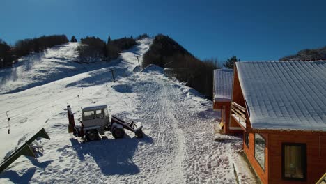 Estación-De-Esquí-Preparada-Para-Una-Nueva-Temporada-En-Medio-Del-Majestuoso-Primer-Manto-De-Nieve-En-Las-Montañas-De-Albania