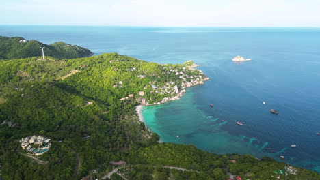 Luftaufnahme-Von-Türkisfarbenem-Wasser-In-Der-Bucht-Der-Insel-Koh-Tao-Mit-Parkenden-Booten-An-Sonnigen-Tagen,-Thailand---Paradies-Auf-Erden