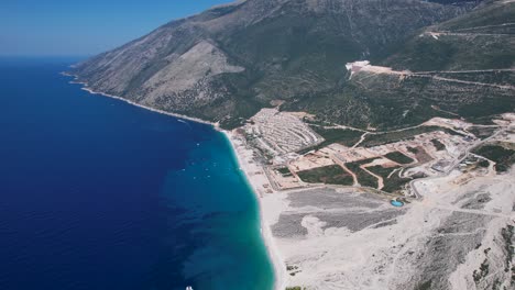 Residencias-De-Lujo-En-La-Riviera-Albanesa,-Villas-Construidas-Controvertidas-Al-Alterar-La-Belleza-Natural-Del-Mar-Jónico