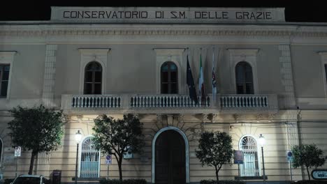 Conservatorio-Iluminado-En-Sorrento-Por-La-Noche,-Italia