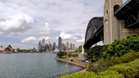 Clip-Nach-Rechts-Schwenken,-Der-Die-Sydney-Harbour-Bridge-Mit-Dem-Opernhaus-Und-Der-Skyline-Der-Stadt-Im-Hintergrund-Zeigt