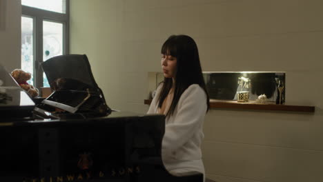 Bonita-Chica-Asiática-Practicando-Piano-En-Casa.