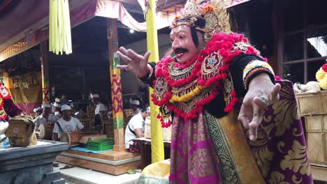 Bailarina-Balinesa-Realiza-Un-Ritual-Enmascarado-En-La-Ceremonia-Del-Templo-De-Bali,-Indonesia