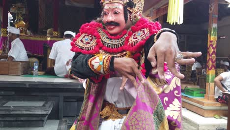 Balinesische-Tänzerin-Hände-Nahaufnahme-Maske-Drama-Theater-Darsteller-Bali-Tempel-Indonesien