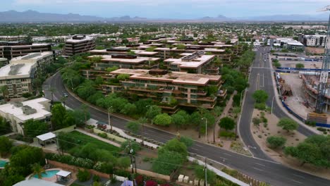 Optima-Camelview-Village-Complejo-De-Apartamentos-En-El-Centro-De-Scottsdale,-Arizona