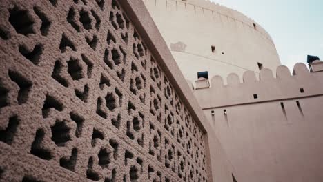 Nizwa-Fort,-Ein-Historisches-Juwel-In-Der-Landschaft-Omans