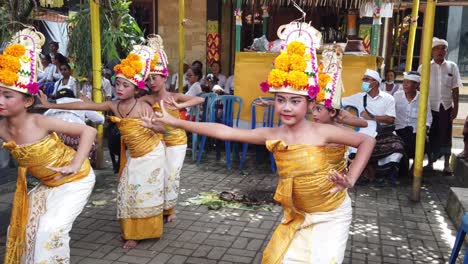 Balinesische-Mädchen-Führen-Im-Farbenfrohen-Bali-Tempel-Den-Rejang-Dewa-Gottestanz-Auf