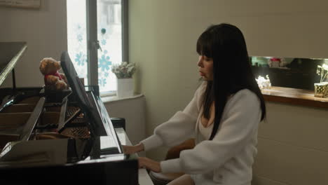 Chica-Asiática-Practicando-Piano-En-Casa