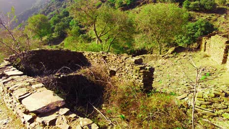 Las-Ruinas-De-Un-Antiguo-Pueblo-En-La-Cima-De-La-Montaña-En-Argelia