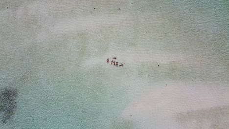 Aufsteigende-Luftaufnahme-Von-Menschen-Im-Flachen-Sandigen-Lagunenwasser-Der-Südsee