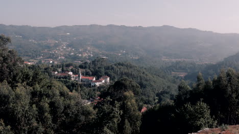 Vista-Desde-La-Cima-De-Una-Colina-De-Un-Paisaje-Boscoso-Portugués