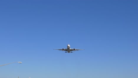 Avión-De-Pasajeros-De-Turkish-Airlines-Aterrizando-Y-Volando-Por-Vía-Aérea