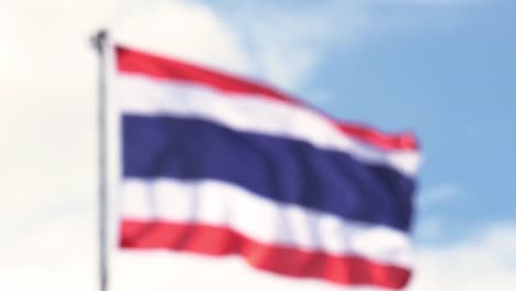 La-Bandera-Nacional-De-Tailandia-Izada-Sobre-Un-Alto-Poste-De-Acero-Blanco-Arrastrado-Por-El-Viento-Creando-Una-Ola-Animada-Sobre-Un-Fondo-De-Cielo-Azul-Claro-Y-Nubes-Blancas.