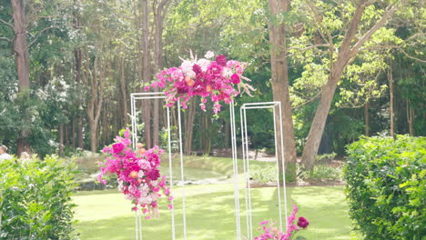 Tranquilo-Jardín-Verde-Con-Cenador-Floral-Rosa-En-Un-Ambiente-De-Boda-Al-Aire-Libre,-4k