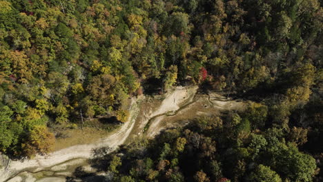 Schlucht-Mit-Freiliegendem-Flussbett-Im-Herbst-In-Eagle-Hollow,-Arkansas,-USA