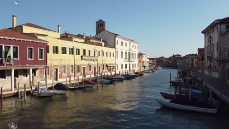 Ikonische-Gebäude-Von-Venedig-Mit-Festgemachten-Booten-Und-Gondeln