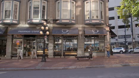 Vehículos-Y-Personas-Pasando-Por-Un-Café-A-Lo-Largo-De-Las-Calles-De-Vancouver,-Canadá---Cerrar